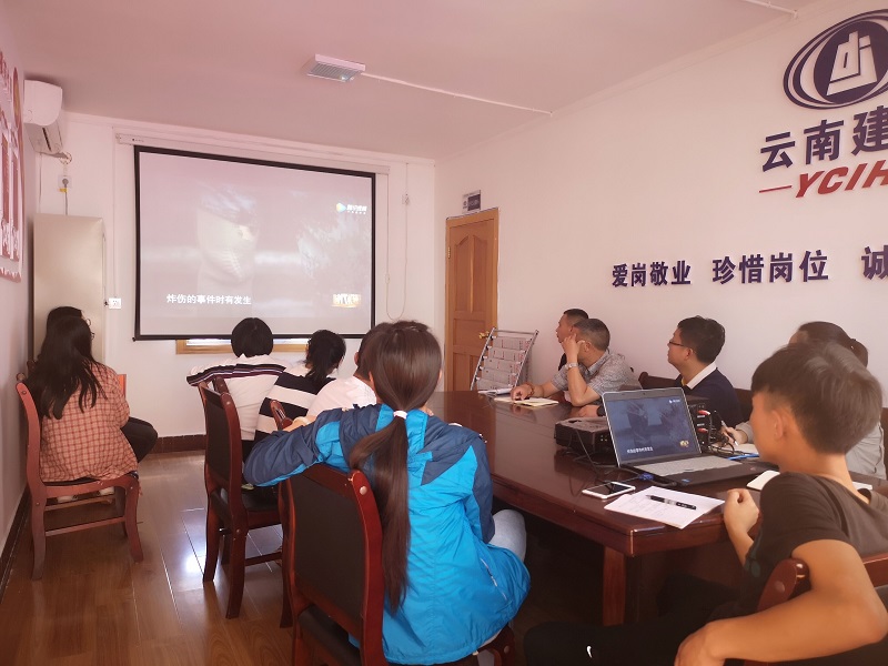 觀看張富清 、杜富國 先進(jìn)事跡報(bào)告.jpg