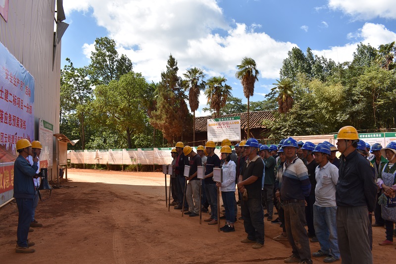 1592971202723438.jpg 圖3 開展高空墜落應(yīng)急救援演練活動.JPG