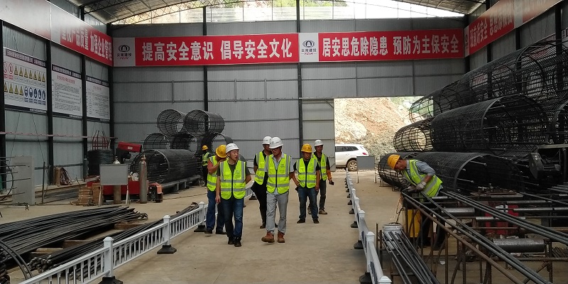 1597128955416376.jpg 檢查平壩村2#特大橋連續(xù)梁段5#鋼筋加工棚標(biāo)準(zhǔn)化建設(shè)情況,并提出指導(dǎo)意見.jpg