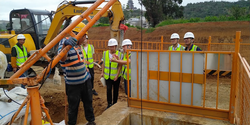 1597128963703398.jpg 檢查平壩村2#特大橋區(qū)間路基段人工挖孔樁.jpg