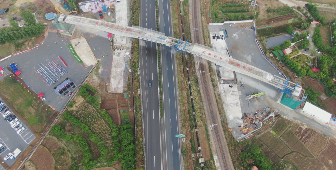 2022-04-18-國(guó)內(nèi)首座！祥云財(cái)富工業(yè)園區(qū)鐵路專用線茨坪村特大橋轉(zhuǎn)體成功.png