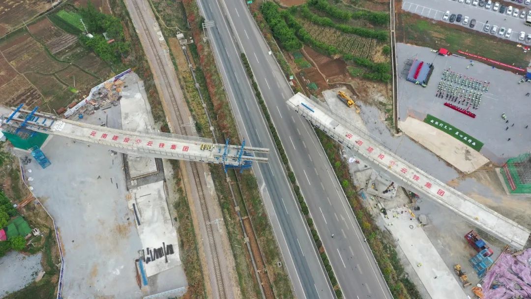 2022-04-18-國(guó)內(nèi)首座！祥云財(cái)富工業(yè)園區(qū)鐵路專用線茨坪村特大橋轉(zhuǎn)體成功（21號(hào)墩轉(zhuǎn)體中）.jpg