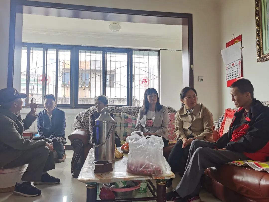 2022-04-22-郭玲走訪慰問(wèn)公司困難職工  （1）.jpg