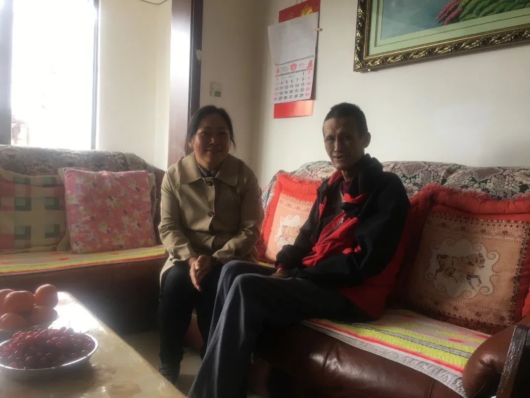 2022-04-22-郭玲走訪慰問(wèn)公司困難職工 （2）.jpg