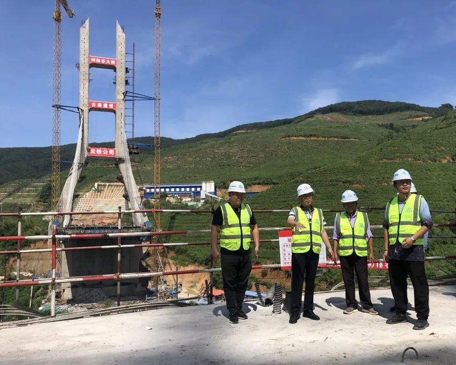 1659492033703999.jpg 李光正到景洪神秘谷大橋項(xiàng)目檢查.jpg