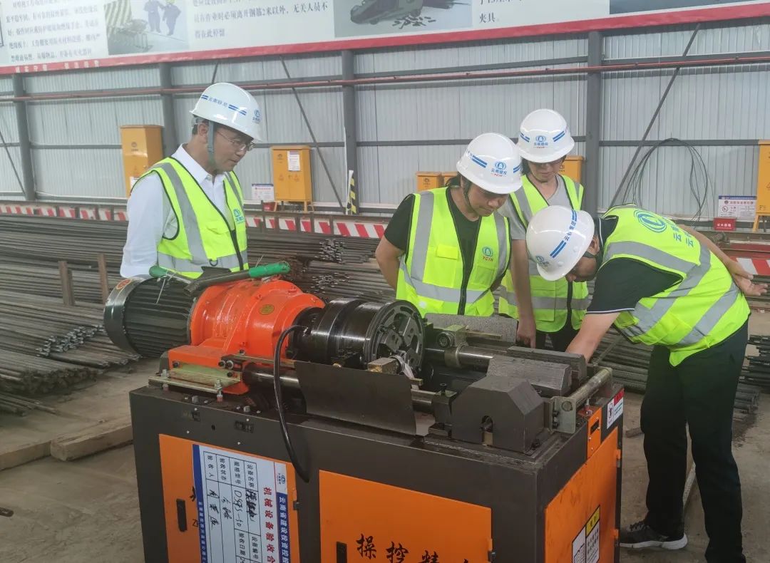 1660612958659624.jpg 張聯(lián)紅帶隊(duì)到那興項(xiàng)目部開展安全綜合大檢查及“夏送清涼”慰問活動(dòng)1.jpg