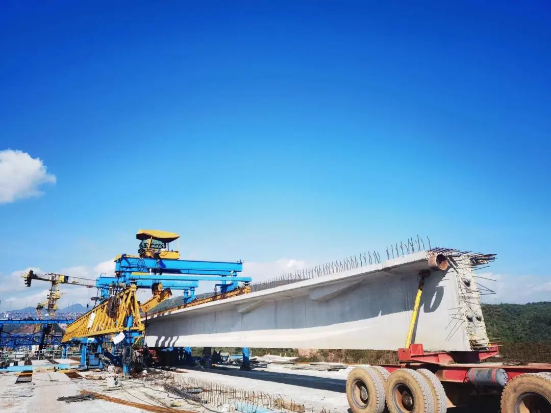 2022-10-01-永大項(xiàng)目羊蹄江大橋引橋T梁順利架設(shè)完成！1.jpg