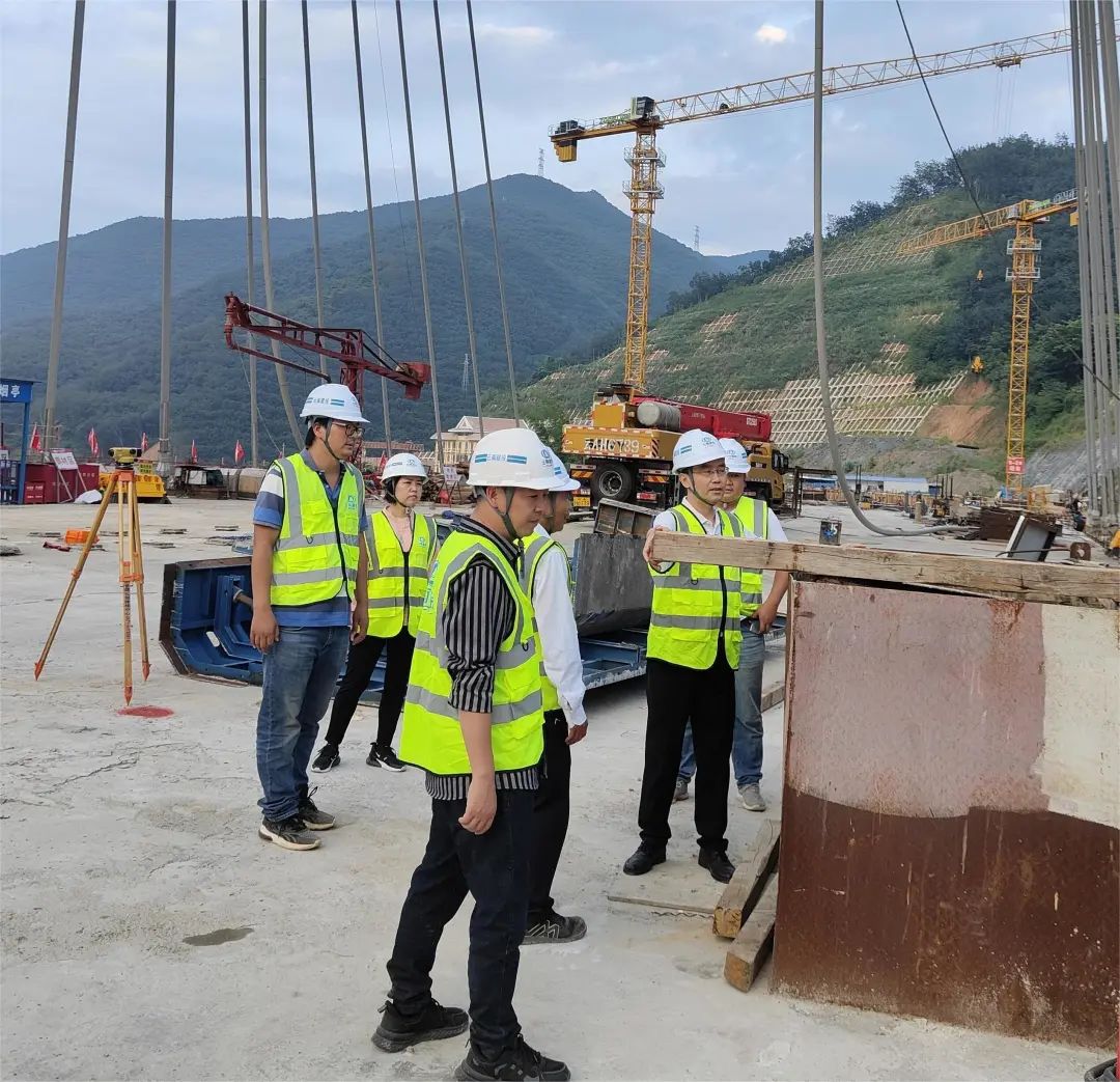 1667178273375001.jpg 2022-10-31-【一線(xiàn)工作法】李光正到景洪神秘谷大橋項(xiàng)目開(kāi)展安全生產(chǎn)檢查工作.jpg