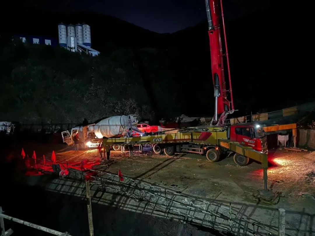 1674003514138048.jpg 2023-1-17-景洪項(xiàng)目5號(hào)索塔邊跨現(xiàn)澆段第一次鐵砂混凝土澆筑完成.jpg